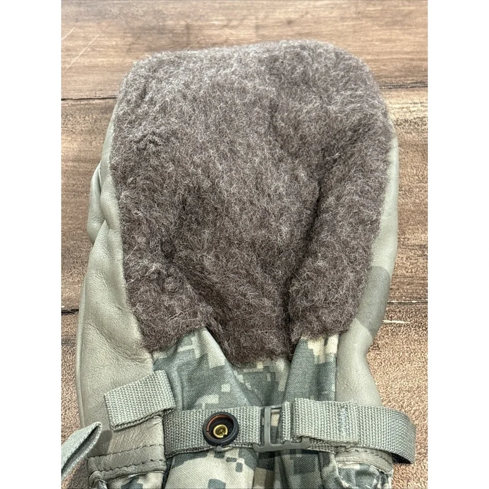 Large - US Army UCP / ACU Camouflage Extreme Cold Weather Mittens Gloves & Liner